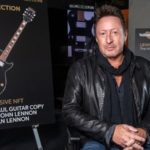 Julian-Lennon-posant-le-25-janvier-2022-avec-le-visuel-d-un-NFT-qu-il-s-apprete-a-vendre-aux-encheres-1223012