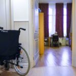 Une résidente d&rsquo;un EHPAD est attablée (Crédit : ISOPIX/SIPA)