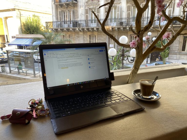 5 cafés pour travailler à Nice : que pensent les propriétaires de la culture du « Work Café » ?