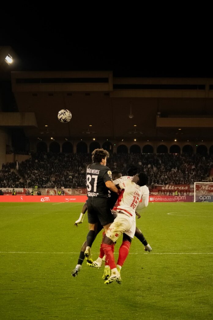 582287462_883918400636083_4323716165506153378_n L'AS Monaco de Lamine Camara (ici au duel avec João Neves) n'avait plus gagné en Ligue 1 depuis le 29 octobre et une victoire 5-3 à Nantes. Crédit photo : Inès Hollander