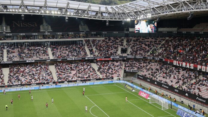Malgré le triste spectacle du terrain, les supporters ont donné de la voix, ce dimanche à l'Allianz Riviera (Mya Seddik - Allianz Riviera)