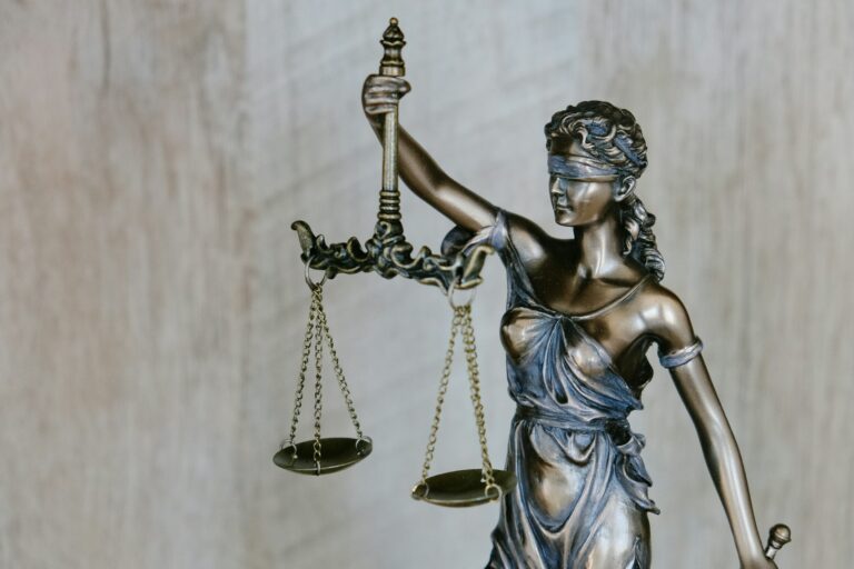 Rima Hassan jugée pour apologie du terrorisme : dix mois de prison avec sursis et deux ans d’inéligibilité requis contre l’eurodéputée LFI